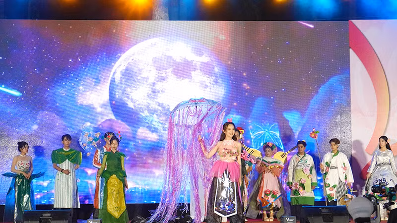 Một đội thi thời trang sen với chủ đề: “Rạng ngời sắc sen” mang thông điệp bảo vệ môi trường.