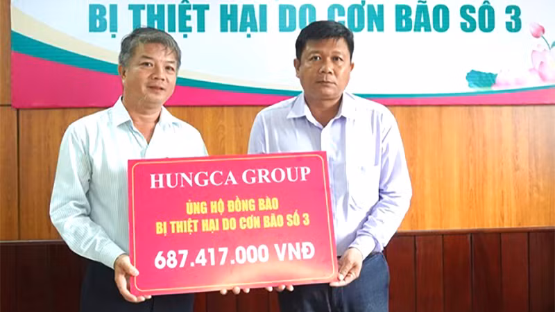 Phó Chủ tịch Thường trực Ủy ban Mặt trận Tổ quốc Việt Nam tỉnh Đồng Tháp Võ Ngọc Thành (bên phải) trong một lần tiếp nhận tiền từ doanh nghiệp ủng hộ đồng bào khắc phục thiệt hại do cơn bão số 3 gây ra.