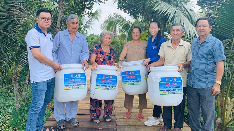 Trao tặng "Thùng rác phân loại thuốc bảo vệ thực vật đã qua sử dụng" tại thành phố Sa Đéc.