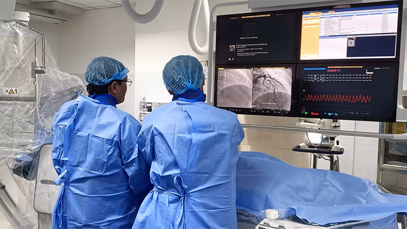 Đơn vị Can thiệp nội mạch thực hiện kỹ thuật nong và đặt stent động mạch vành cho bệnh nhân dưới sự hỗ trợ của các chuyên gia Bệnh viện đại học Y Dược Thành phố Hồ Chí Minh (Ảnh: Bệnh viện Đa khoa Đồng Tháp cung cấp).