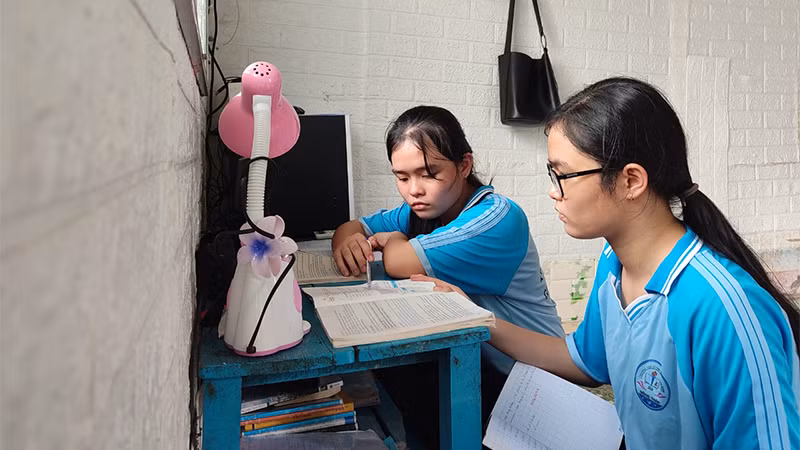 Em Hồ Lê Quế Anh và em Hồ Lê Trâm Anh (lớp 9) tại nhà công vụ của giáo viên.