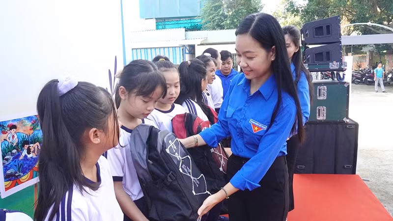 Trao tặng quà cho học sinh.