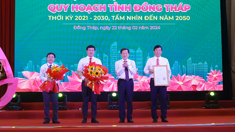 Phó Thủ tướng Lê Minh Khái trao Quyết định của Thủ tướng Chính phủ về công tác Quy hoạch tỉnh Đồng Tháp thời kỳ 2021-2030, tầm nhìn đến năm 2050 cho lãnh đạo tỉnh. Ảnh: HỮU NGHĨA