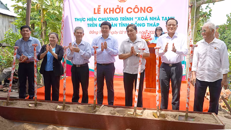 Nghi thức lễ khởi công xây dựng nhà đại đoàn kết tại xã Long Khánh A, huyện Hồng Ngự.