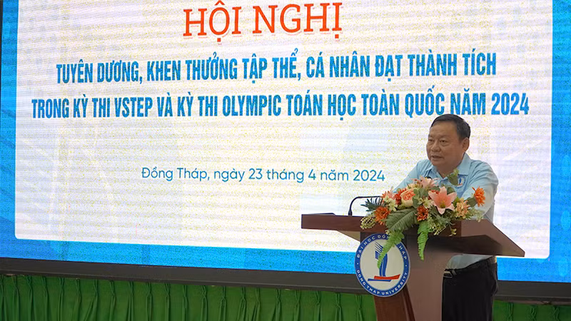 Tiến sĩ Hồ Văn Thống, Hiệu trưởng Trường đại học Đồng Tháp phát biểu tại buổi tuyên dương.