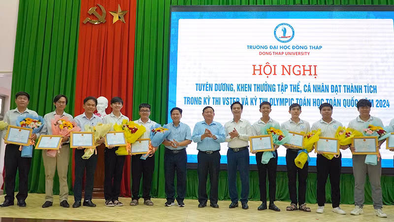 Khen thưởng tập thể và cá nhân có đóng góp cho thành tích của đội tuyển Olympic Toán học sinh viên Trường đại học Đồng Tháp.