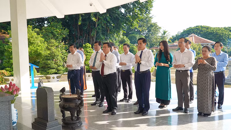 Đồng chí Nguyễn Xuân Thắng cùng các đồng chí lãnh đạo Trung ương và địa phương thắp hương viếng cụ Phó bảng Nguyễn Sinh Sắc. (Ảnh: HỮU NGHĨA)