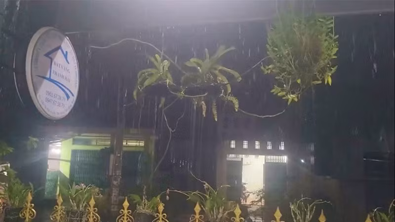 Mưa xuất hiện trên địa bàn huyện biên giới Tân Hồng vào tối 3/5. (Ảnh: Người dân cung cấp)