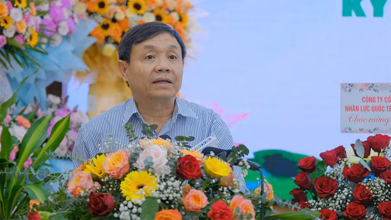 Phó Bí thư Thường trực Tỉnh ủy, Chủ tịch Hội đồng nhân dân tỉnh Đồng Tháp Phan Văn Thắng phát biểu tại hội thảo. (Ảnh: HỮU NGHĨA)