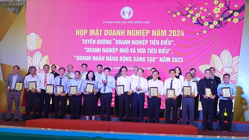 Bí thư Tỉnh ủy Lê Quốc Phong và Phó Chủ tịch Ủy ban nhân dân tỉnh Đồng Tháp Trần Trí Quang tuyên dương doanh nhân năng động sáng tạo.(Ảnh: HỮU NGHĨA)