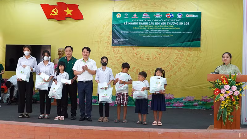 Trao tặng quà cho học sinh khó khăn hiếu học tại xã Mỹ Xương, huyện Cao Lãnh. (Ảnh: HỮU NGHĨA)