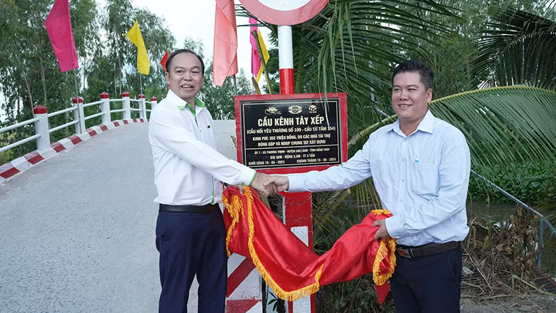 Nghi lễ khánh thành Cầu Kênh Tây Xếp - “Cầu nối yêu thương” số 109, xã Phương Thịnh, huyện Cao Lãnh.