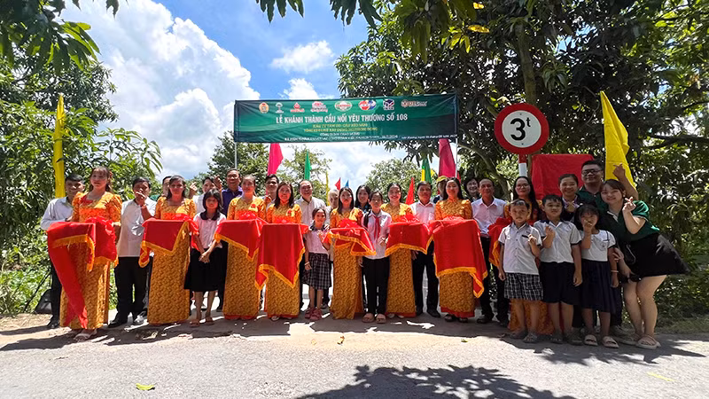 Nghi thức cắt băng khánh thành “Cầu nối yêu thương” số 108 - cầu Xẻo Ván, ấp Mỹ Thới, xã Mỹ Xương, huyện Cao Lãnh. (Ảnh: HỮU NGHĨA)
