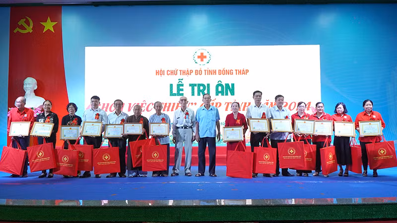 Tri ân các cá nhân đạt danh hiệu “Người tốt, việc thiện” là “Hoa việc thiện” cấp tỉnh.