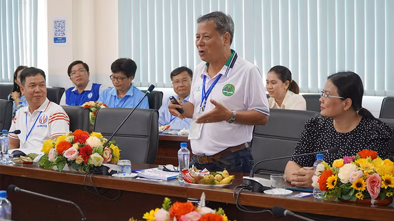 Đại biểu trình bày tham luận tại hội thảo. (Ảnh: HỮU NGHĨA)