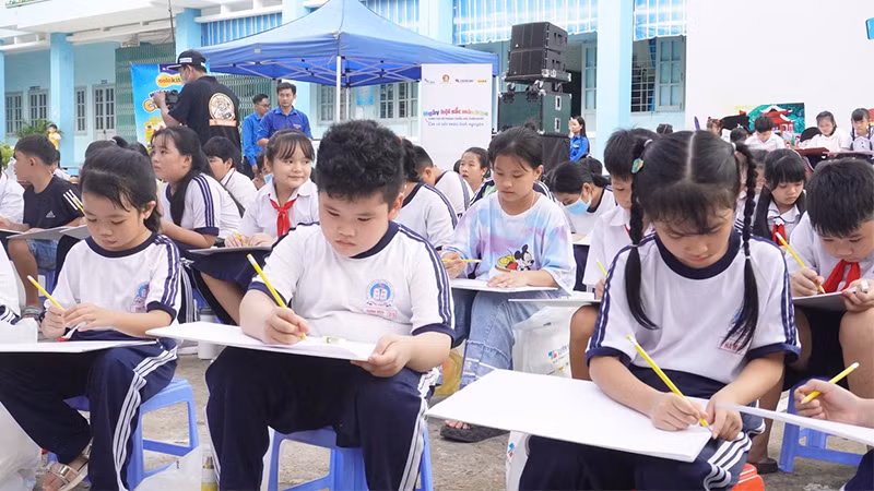 Thiếu nhi tham gia vẽ tranh tại chương trình.