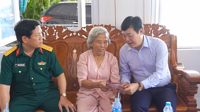 Ủy viên Trung ương Đảng, Bí thư Tỉnh ủy Đồng Tháp Lê Quốc Phong thăm hỏi, tặng quà cho bà Trần Thị Niên.
