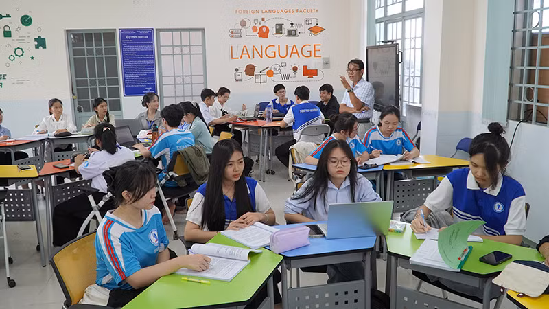 Sinh viên ngành sư phạm Tiếng Anh trong giờ học tại “Phòng học thông minh”. (Ảnh: HỮU NGHĨA)