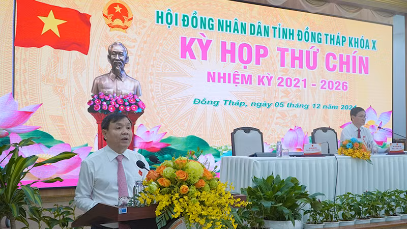 Phó Bí thư Thường trực Tỉnh ủy, Chủ tịch Hội đồng nhân dân tỉnh Đồng Tháp Phan Văn Thắng phát biểu tại kỳ họp.