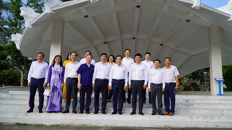 Phó Thủ tướng Lê Minh Khái và đoàn công tác, lãnh đạo tỉnh Đồng Tháp chụp ảnh lưu niệm tại Khu di tích.