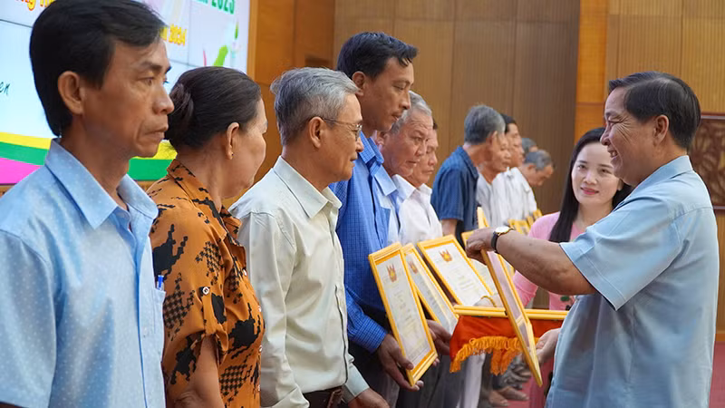 Trao Bằng khen cho các Tổ Nhân dân tự quản có thành tích điển hình tiêu biểu trong tổ chức và hoạt động. Ảnh: HỮU NGHĨA