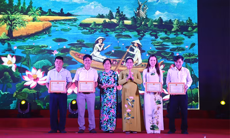 Ban tổ chức trao giải Hội thi vẽ bích họa sen.