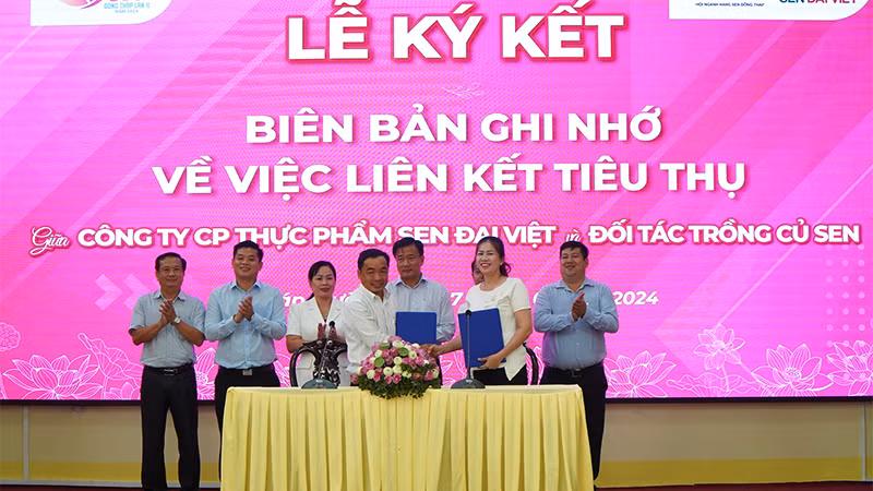 Doanh nghiệp ký hợp tác với hộ dân trồng sen lấy củ, trước sự chứng kiến của Phó Chủ tịch Ủy ban nhân dân tỉnh Đồng Tháp Nguyễn Phước Thiện và lãnh đạo các sở, ngành, địa phương.