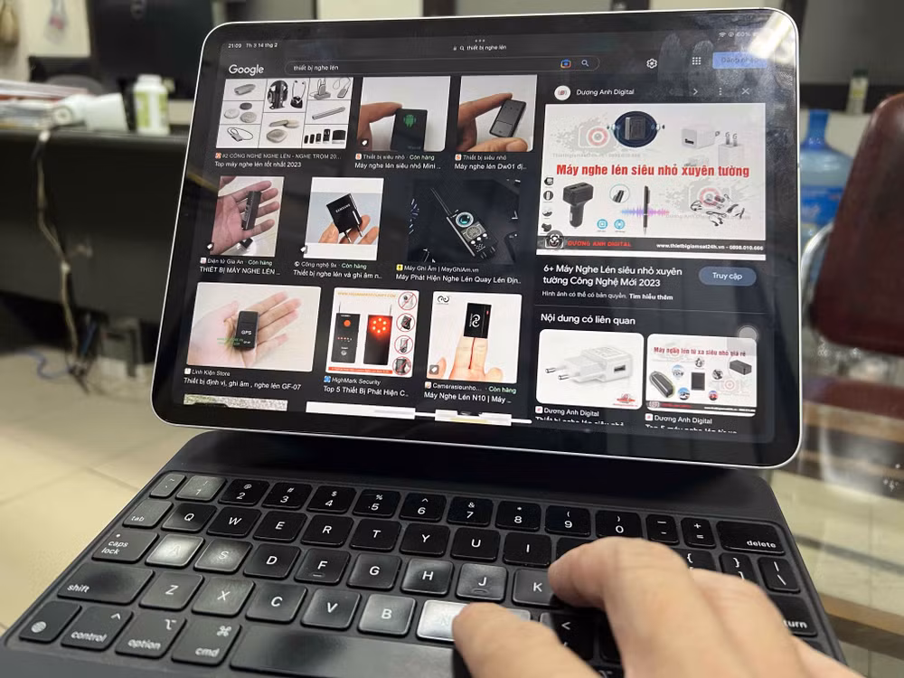 Nhiều thiết bị nghe lén như camera, ghi âm quay lén, thiết bị định vị được bày bán công khai trên mạng. (Ảnh THU HÀ)