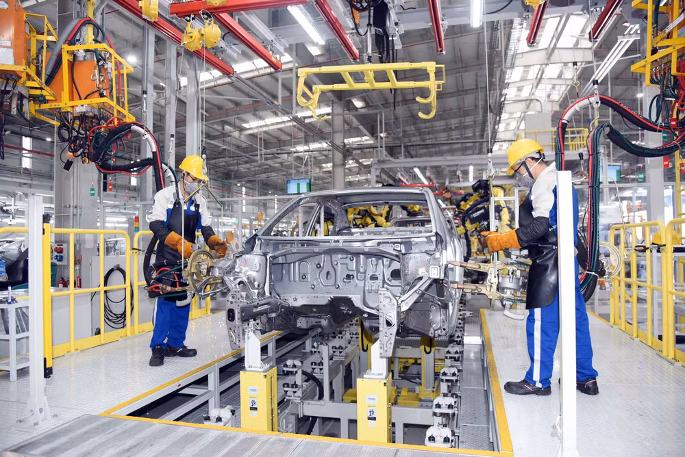 Công nhân Nhà máy sản xuất, lắp ráp ô-tô Hyundai Thành Công (Ninh Bình) vận hành dây chuyền lắp ráp, sản xuất ô-tô. (Ảnh ANH AN)