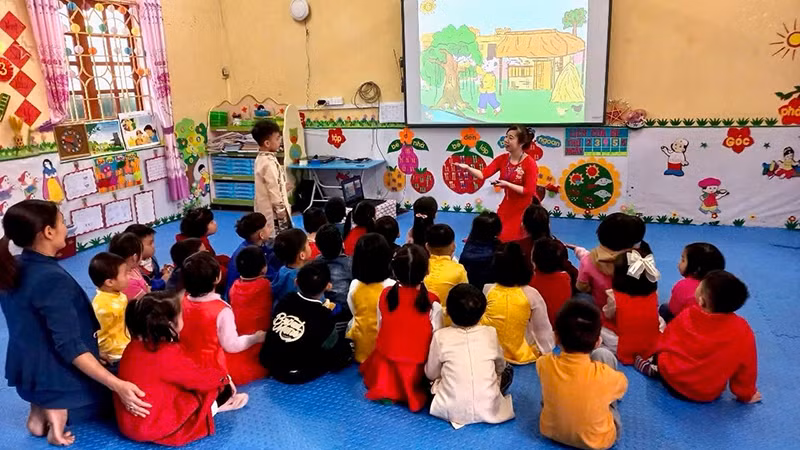 Giờ kể chuyện của cô giáo và học sinh Trường mầm non xã Đại Đồng, huyện Yên Bình, Yên Bái.