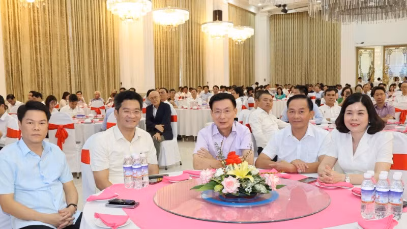 Các đồng chí lãnh đạo tỉnh Nam Định dự gặp mặt.