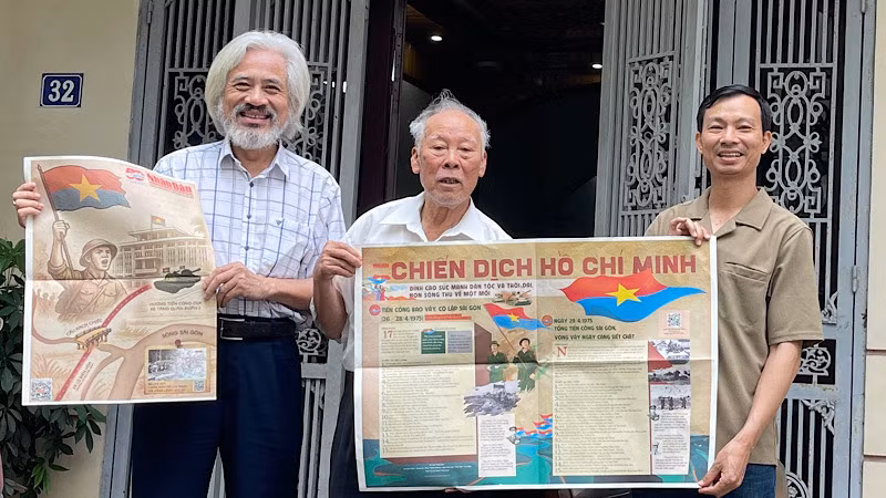 Cựu chiến binh Nguyễn Duy Thính (giữa) và nhà sưu tầm báo chí hàng đầu Việt Nam Nguyễn Phi Dũng (trái) bày tỏ vui mừng được nhận ấn phẩm phụ san đặc biệt của Báo Nhân Dân, ấn tượng với sự đổi mới, sáng tạo trong việc tuyên truyền của Báo Nhân Dân.