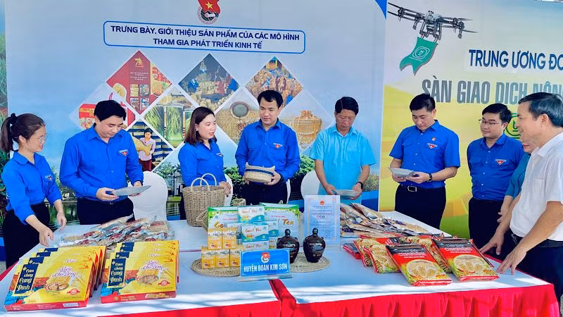 Các đại biểu tham quan gian hàng trưng bày, giới thiệu sản phẩm nông nghiệp của đoàn viên, thanh niên. (Ảnh: XUÂN TRƯỜNG)