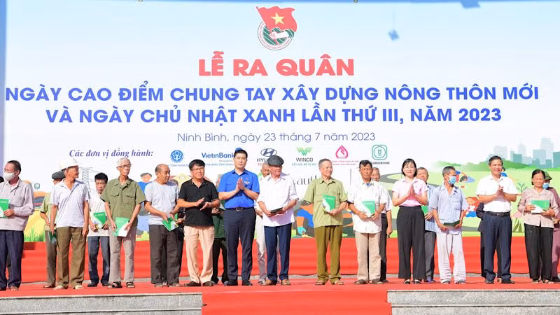 Trao quà cho các gia đình chính sách, người có công với cách mạng. (Ảnh: TRƯỜNG GIANG)