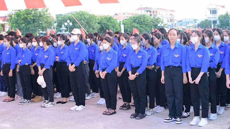 Gần 1500 đoàn viên, thanh niên Ninh Bình tham gia Lễ ra quân Ngày cao điểm “Tình nguyện chung tay xây dựng nông thôn mới và Ngày chủ nhật xanh” lần thứ ba, năm 2023. (Ảnh: TRƯỜNG GIANG)