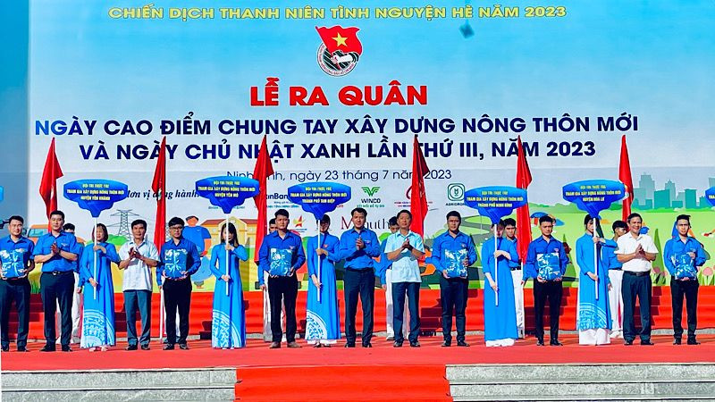 Ra mắt đội hình Trí thức trẻ tình nguyện tham gia xây dựng nông thôn mới. (Ảnh: XUÂN TRƯỜNG)