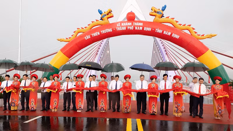 Các đại biểu thực hiện nghi thức cắt băng khánh thành, thông xe cầu Thiên Trường.