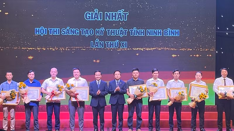 Khen thưởng các tập thể, cá nhân đoạt giải Nhất của Hội thi sáng tạo kỹ thuật tỉnh Ninh Bình lần thứ 11. (Ảnh: XUÂN TRƯỜNG)