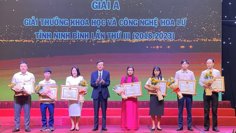 Đồng chí Đoàn Minh Huấn, Ủy viên Trung ương Đảng, Bí thư Tỉnh ủy Ninh Bình trao thưởng cho các tác giả đoạt giải A, Giải thưởng Khoa học và Công nghệ Hoa Lư lần thứ 3. (Ảnh: XUÂN TRƯỜNG) 