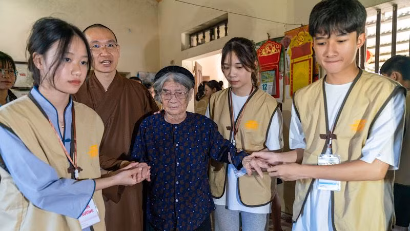 Các thanh, thiếu niên còn thăm Bà mẹ Việt Nam Anh hùng. (Ảnh: XUÂN TRƯỜNG)