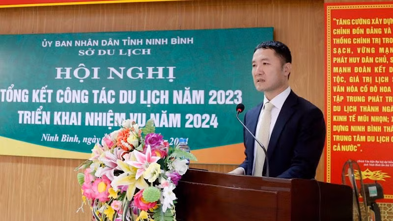 Giám đốc Sở Du lịch Ninh Bình Bùi Văn Mạnh phát biểu tại hội nghị. (Ảnh: MINH ĐƯỜNG)