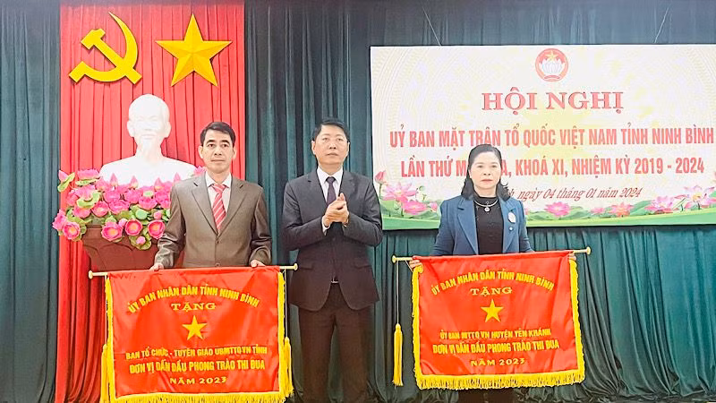 Phó Chủ tịch Ủy ban nhân dân tỉnh Ninh Bình trao thưởng cho các tập thể thuộc Mặt trận Tổ quốc Việt Nam các cấp tỉnh Ninh Bình đạt thành tích xuất sắc trong công tác Mặt trận năm 2023. (Ảnh: XUÂN TRƯỜNG) Phó Chủ tịch Ủy ban nhân dân tỉnh Ninh Bình trao thưởng cho các tập thể thuộc Mặt trận Tổ quốc Việt Nam các cấp tỉnh Ninh Bình đạt thành tích xuất sắc trong công tác Mặt trận năm 2023. (Ảnh: XUÂN TRƯỜNG)
