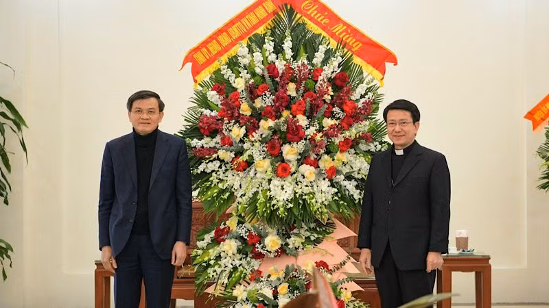 Bí thư Tỉnh ủy Ninh Bình Đoàn Minh Huấn tặng hoa, chúc mừng Giám mục Kiều Công Tùng và các linh mục, chức sắc, đồng bào Công giáo nhân dịp Giáng sinh 2023. (Ảnh: TRƯỜNG GIANG)