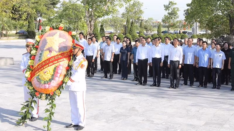 Đoàn đại biểu Đảng bộ, chính quyền, lực lượng vũ trang và nhân dân tỉnh Ninh Bình dâng hương tại Đài tưởng niệm liệt sĩ tỉnh Ninh Bình. (Ảnh: MINH QUANG)