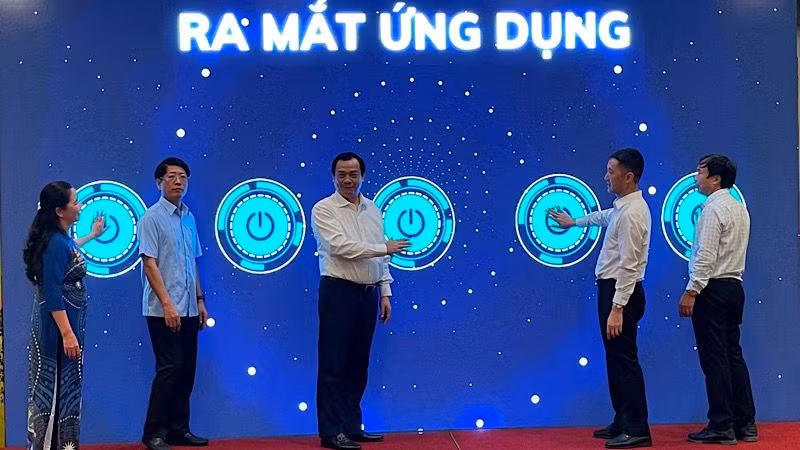 Các đại biểu bấm nút ra mắt ứng dụng du lịch thông minh “NinhBinhtourisminfo”. (Ảnh: XUÂN TRƯỜNG)