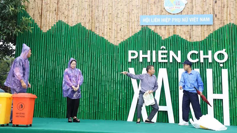 Biểu diễn kịch ngắn về chủ đề bảo vệ môi trường tại Chương trình. (Ảnh: ĐỨC LAM)