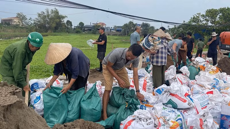 Nhân dân cùng các lực lượng chức năng của tỉnh Nam Định tích cực chống ngập úng.