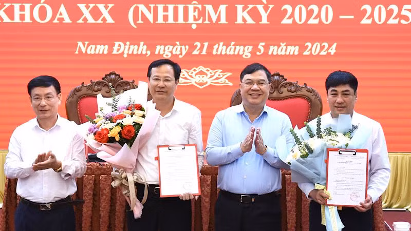 Các đồng chí Thường trực Tỉnh ủy Nam Định trao Quyết định, chúc mừng hai đồng chí được chỉ định tham gia Ban Chấp hành Đảng bộ tỉnh Nam Định nhiệm kỳ 2020-2025. (Ảnh: XUÂN TRƯỜNG)
