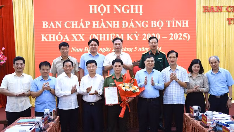 Ban thường vụ Tỉnh ủy Nam Định chúc mừng đồng chí Đại tá Nguyễn Hữu Mạnh, Giám đốc Công an tỉnh Nam Định được Ban Bí thư Trung ương Đảng chỉ định tham gia Ban Chấp hành, Ban thường vụ Tỉnh ủy Nam Định nhiệm kỳ 2020-2025. (Ảnh: XUÂN TRƯỜNG)