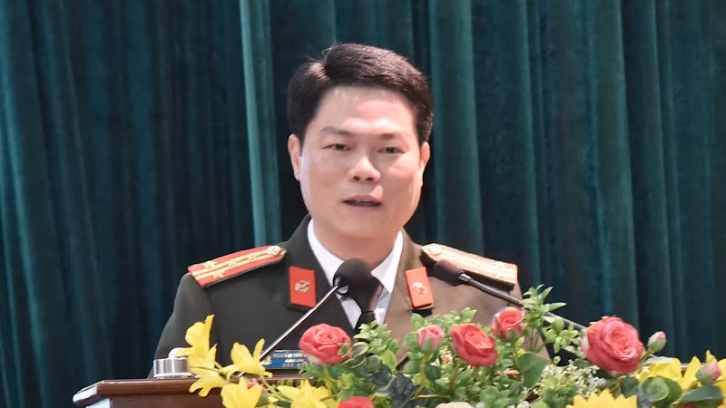 Đồng chí Đại tá Nguyễn Hữu Mạnh, Giám đốc Công an tỉnh Nam Định phát biểu khẳng định Công an tỉnh sẽ thực hiện tốt các nhiệm vụ sau khi nhận bàn giao từ 4 sở.